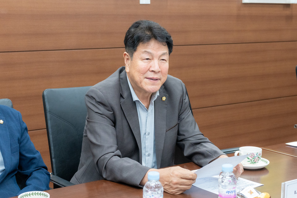 환영 인사말을 하는 이호귀 의장