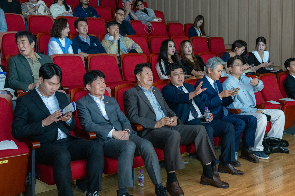 개막식에 참석한 이호귀 의장과 이성수 의원(좌측에서 3번째 이호귀 의장, 2번째 이성수 의원)
