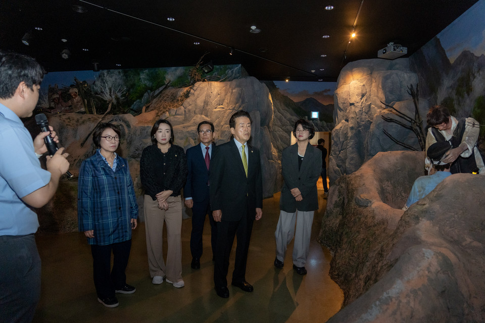 16일 전쟁기념관 6.25전쟁실에서 행정안전위원회 위원들이 설명을 청취하고 있다. 