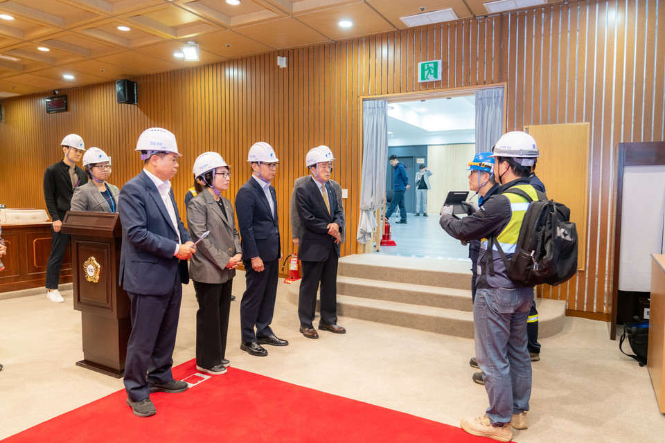 17일 강남구민회관 6층 본회의장 분전반 점검 현장에서 행정안전위원회 위원들이 설명을 청취하고 있다.
