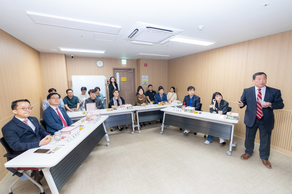 지난 17일 강남구의회 복지문화위원회 위원들이 논현문화마루에 위치한 강남문화원의 시설 운영 현황을 청취하고 있다. 