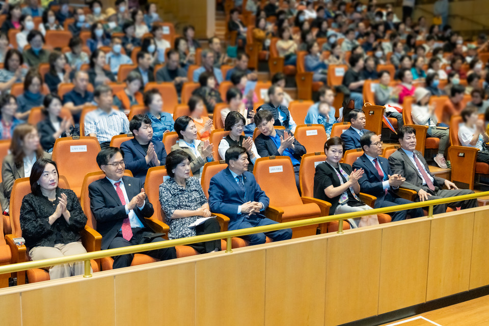 18일 강남구민회관 대강당에서 열린 1차 ‘2024년 통장 직무교육’에 참석한 강남구의회 의원들(첫 번째 줄 우측에서 1번째 이호귀 의장, 2번째 강을석 행정안전위원장, 2번째 김현정 복지문화위원장)