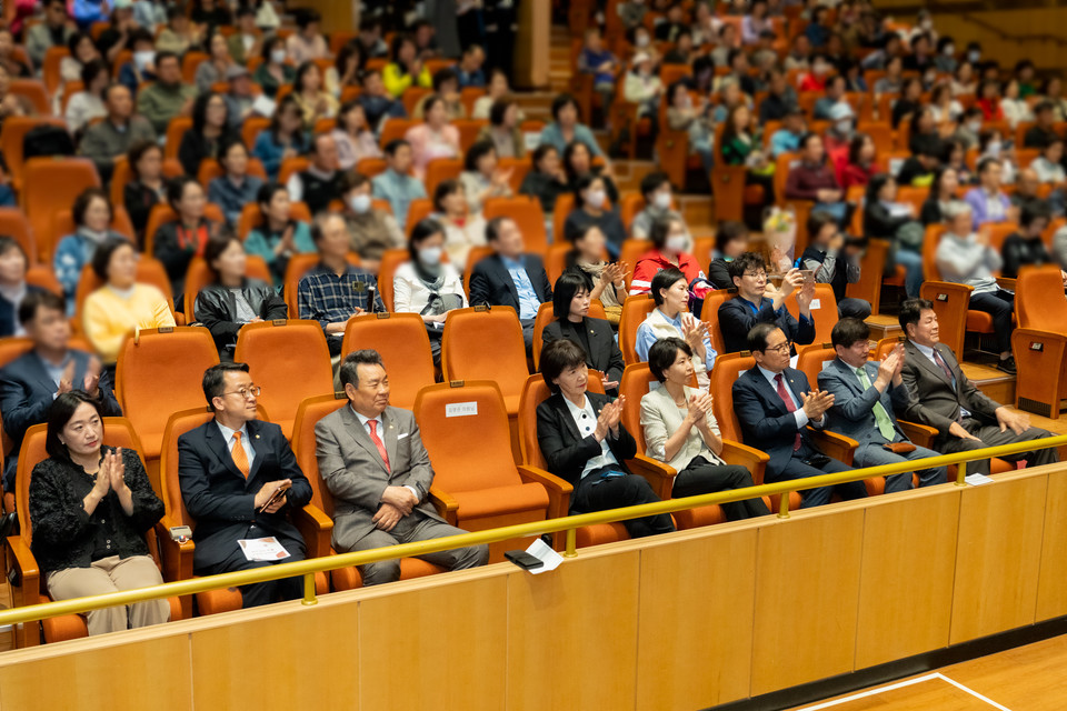 2차 ‘2024년 통장 직무교육’에 참석한 강남구의회 의원들(첫 번째 줄 우측에서 1번째 이호귀 의장, 2번째 이동호 운영위원장, 3번째 강을석 행정안전위원장, 4번째 이도희 경제도시위원장 )