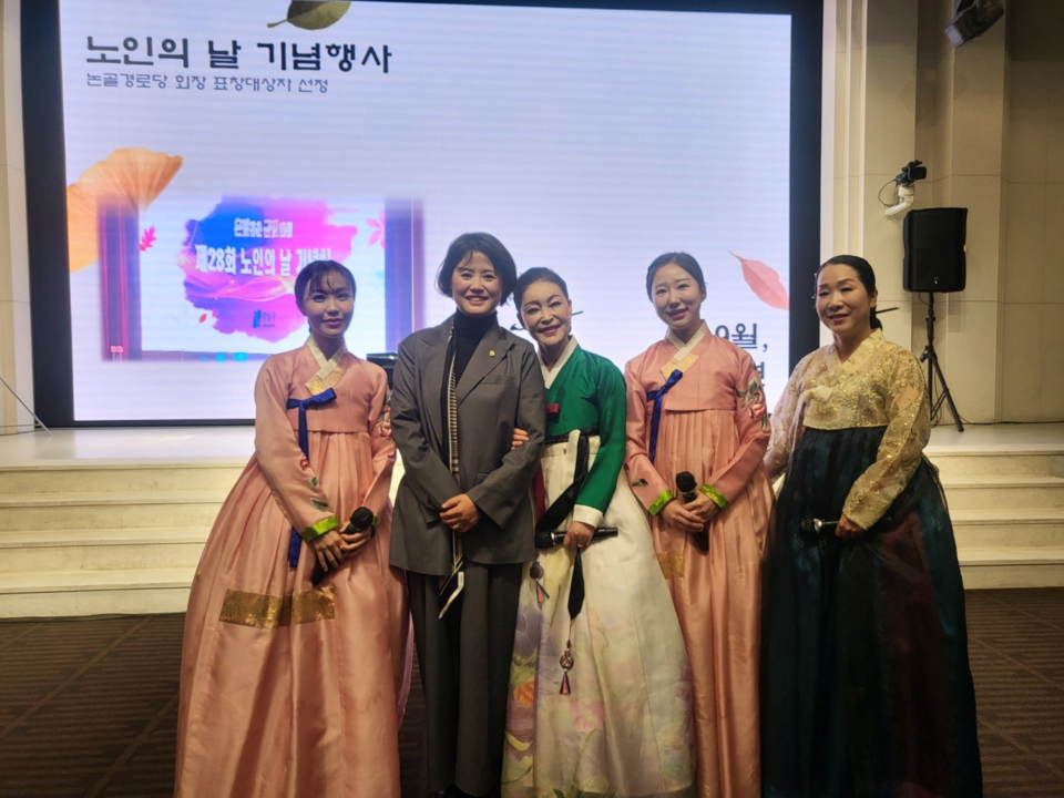 김진경의원실(왼쪽에서 두 번째)