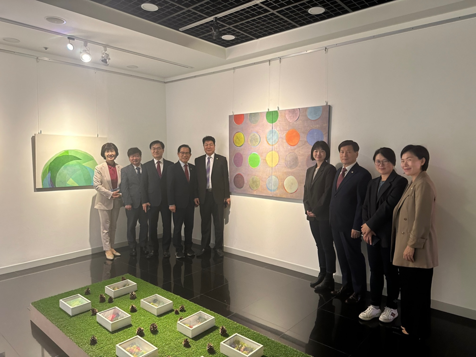 강남구의회 오온누리 의원 재능기부 작품 3점, 행사에 참석한 강남구의원들