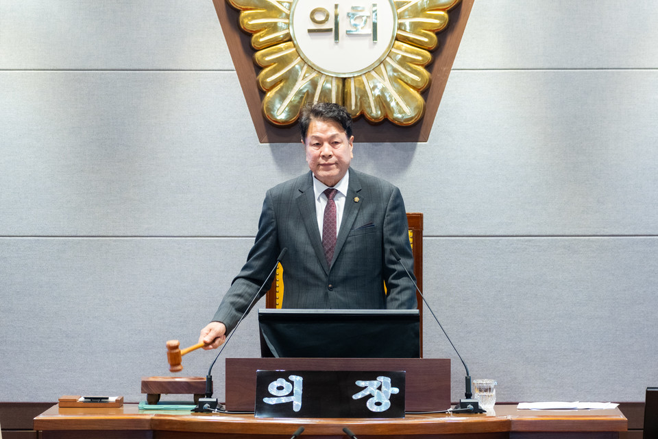 회의를 진행 중인 이호귀 의장