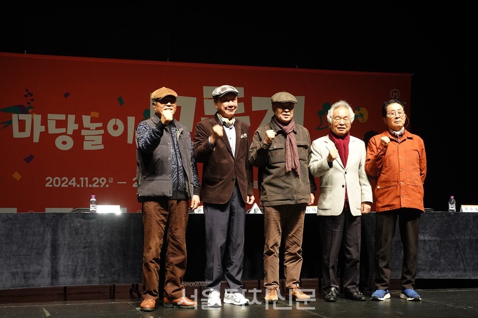 왼쪽부터 배우 김종엽과 윤문식, 연출 손진책, 작곡가 박범훈, 안무가 국수호