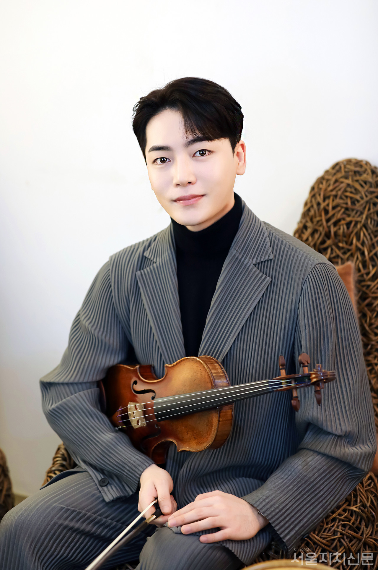 ▲인터뷰 전 사진 촬영 중인 배우 겸 바이올리니스트 홍석기