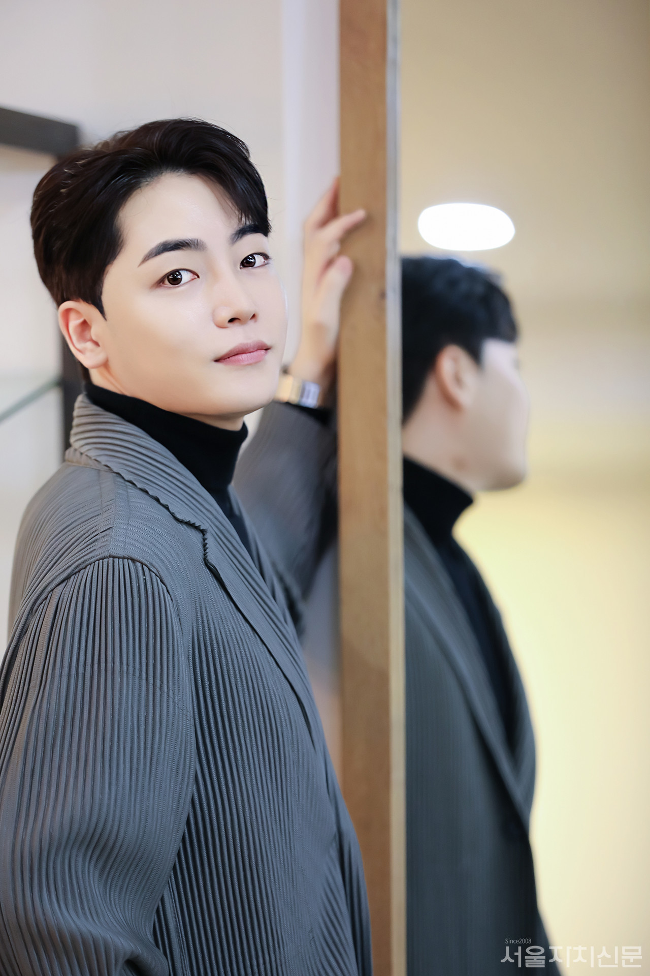 ▲인터뷰 전 사진 촬영 중인 배우 겸 바이올린리스트 홍석기