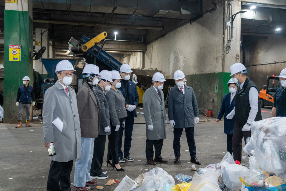 지난 18일 강남구의회 복지문화위원회 위원들이 강남환경자원센터 관계자로부터 운영 현황을 청취하고 있다.