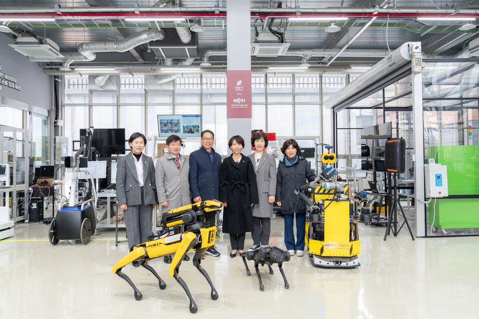 경제도시위원회 단체사진(우측에서 3번째 이도희 경제도시위원장, 2번째 김광심 부위원장 )