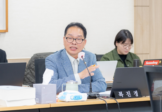 강남구의회 제323회 정례회 행정사무감사에서 발언하고 있는 복진경 의원