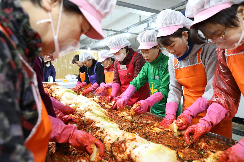 맛깔나는 김장나눔! 따뜻한 겨울의 시작! 강동구 암사1동, ‘사랑의 김장 나눔’ 개최