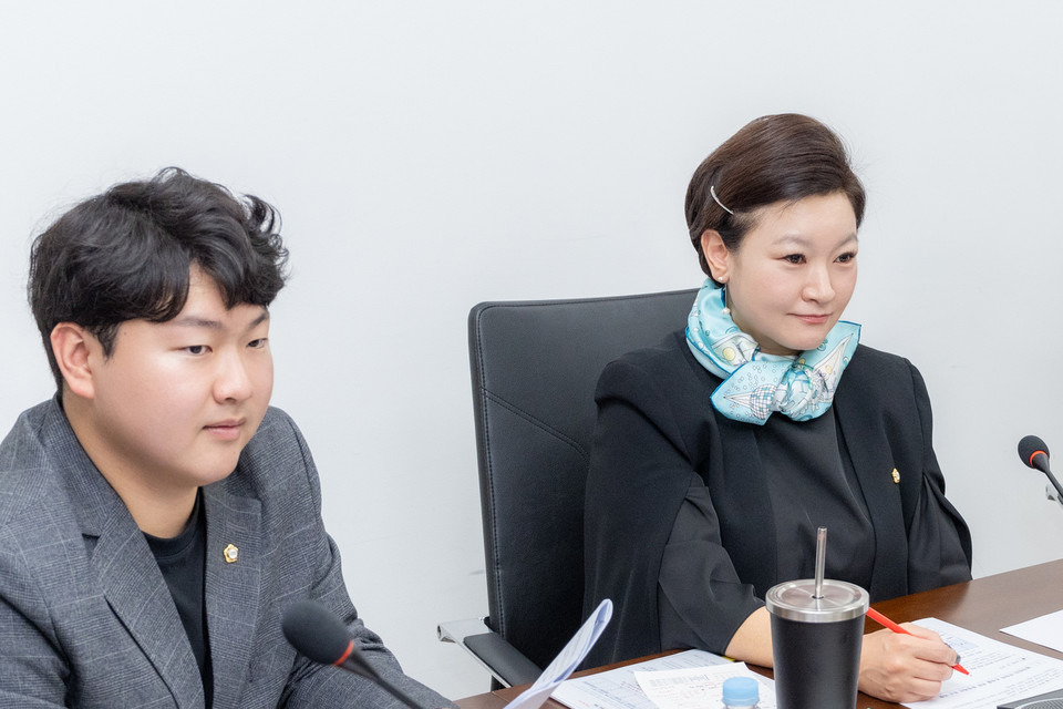 지난 28일 구의회 7층 열린회의실에서 열린 구립어린이집 연합회와의 간담회에서 인사말을 하고 있는 김현정 복지문화위원장(오른쪽)과 우종혁 부위원장(왼쪽)