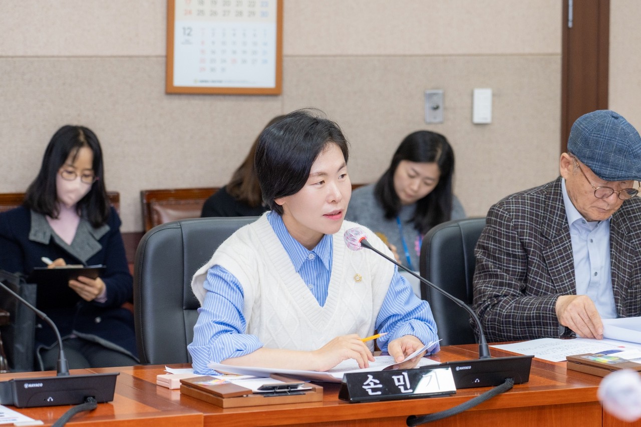 강남구의회 손민기 의원이 제323회 정례회 경제도시위원회 회의에서 조례 개정을 제안하고 있다.