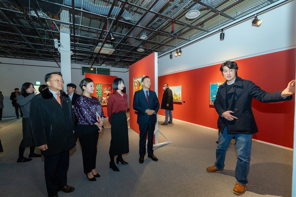 지난 3일 강남구의회 복지문화위원회 위원들이 전시장에서 전시 참여 작가의 설명을 청취하고 있다. (좌측에서 2번째 김현정 복지문화위원장)