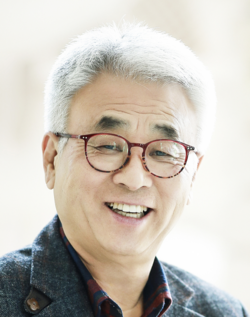 저서 : 시집 공든 탑, 동시집 첫꽃, 동화 폐암 걸린 호랑이 등 다수수상 : 세종문화상, 소월시문학대상, 윤동주문학상, 황금펜문학상,전라북도문화예술창작지원금, 아르코문학창작기금. 한국출판문화산업진흥원출판콘텐츠 창작지원금 수혜 등 다수전주대학교 사범대학 겸임교수, 전주비전대학교운영교수 역임현) 향촌문학회장, 사/미래다문화발전협회장, 한국현대시인협회이사, 전라매일논설위원, 명예문학박사