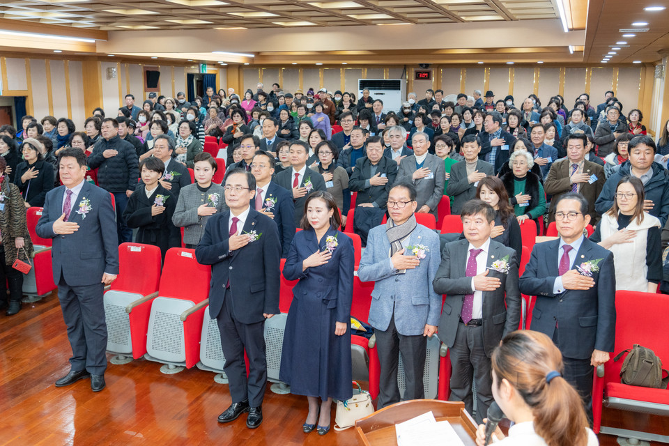 행사 전경(첫 번째 줄 좌측에서 1번째 이호귀 의장, 우측에서 2번째 이동호 운영위원장, 1번째 강을석 행정안전위원장, 두 번째 줄 좌측에서 1번째 이도희 경제도시위원장, 2번째 김현정 복지도시위원장)