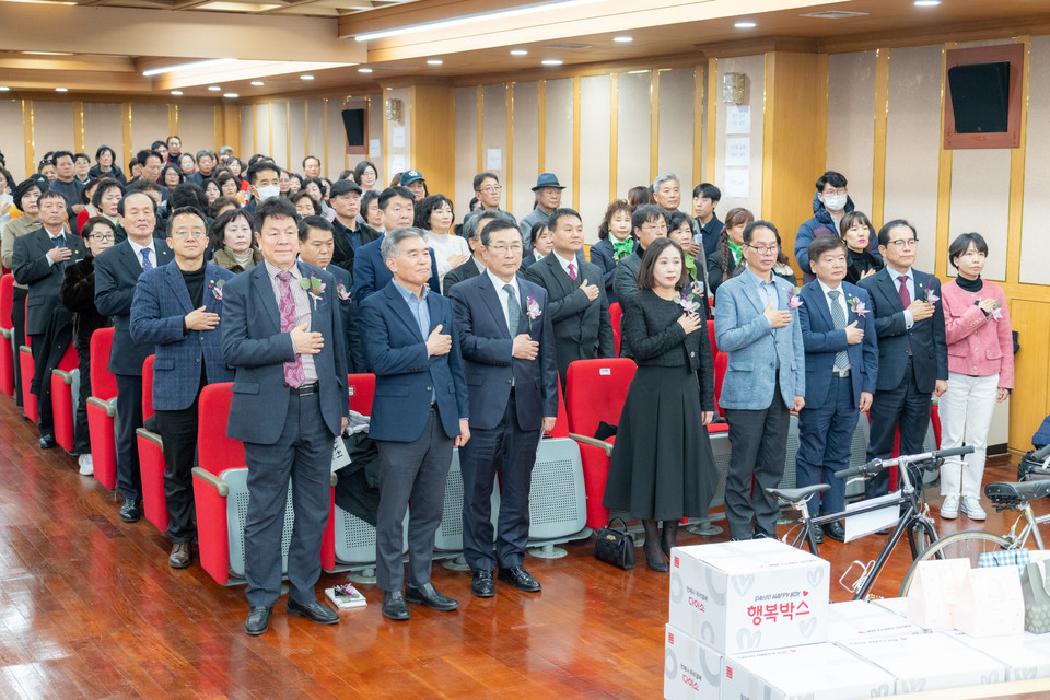 행사에 참석한 강남구의회 의원들. (첫 번째 줄 좌측에서 1번째 이호귀 의장, 우측에서 4번째 복진경 부의장, 3번째 이동호 운영위원장, 2번째 강을석 행정안전위원장, 1번째 이도희 경제도시위원장 ) 