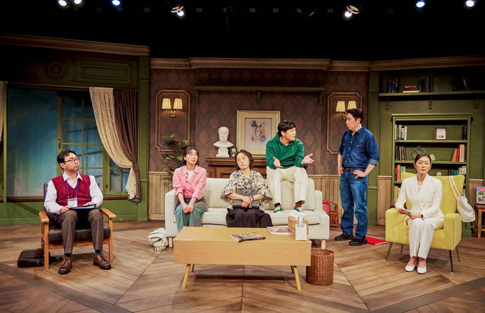 1. 스텐 박사의 대기실에 도착한 6명의 강박 환자들(최진석, 김이후, 송영숙, 임진섭, 김대종, 김유진)