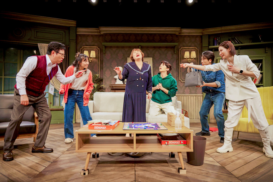 2. 스텐 박사를 기다리며 모노폴리 게임을 하는 인물들(서현철, 루나, 김아영, 윤은오, 민성욱, 정수영)