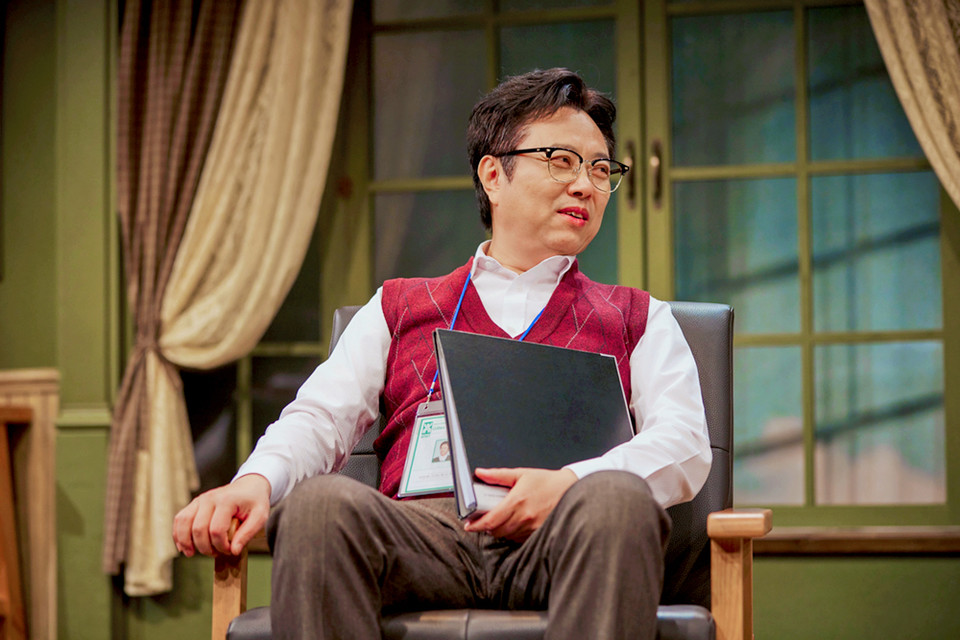 3.스텐 박사의 대기실에 앉아있는 프레드(서현철)