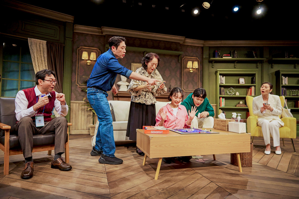 7. 스텐 박사를 기다리며 모노폴리 게임을 하는 인물들(최진석, 김이후, 송영숙, 임진섭, 김대종, 김유진)