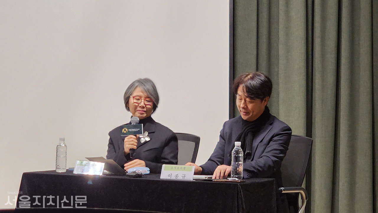 ▲이종규 이사장(오른쪽)과 고희경 위원장(왼쪽)