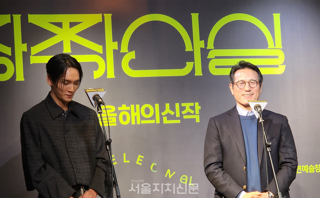 ▲ 정벽국 위원장(오른쪽)과 무용수 최호종(왼쪽)