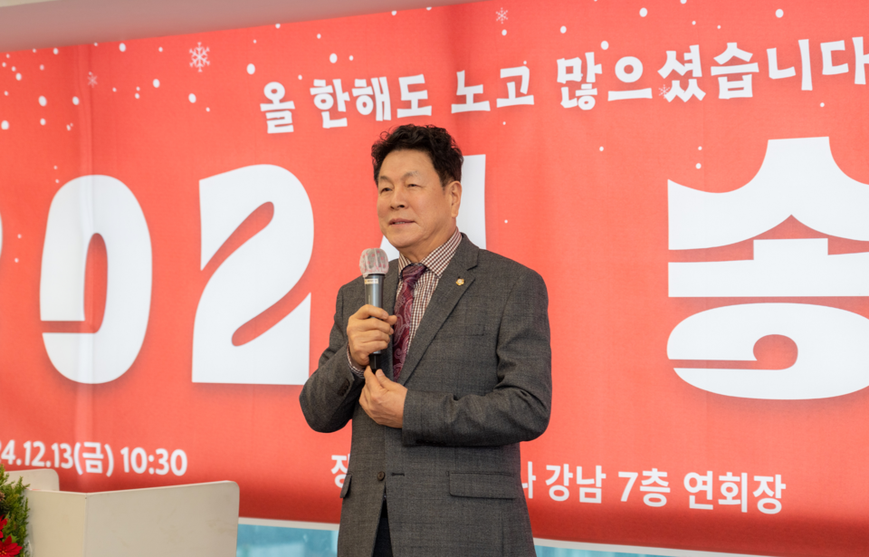 지난 13일 진행된 “대한노인회 강남구지회 송년회”에서 이호귀 의장이 축사를 하고 있다.
