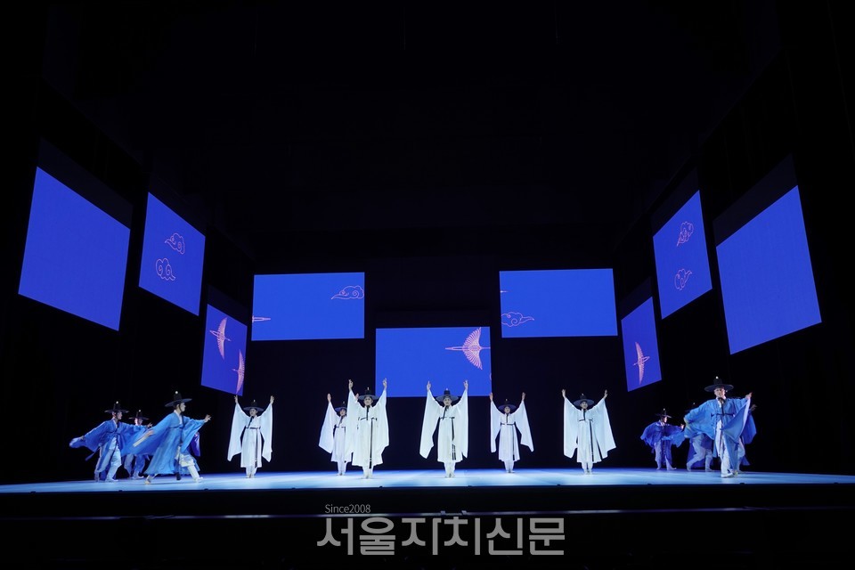 ▶한량무와 동래학춤이 재조합된 조흥동 안무의 '선비춤'