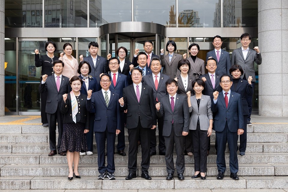 강남구의회 의원들 단체사진(첫 번째줄 좌측에서 3번째 이호귀 의장, 2번째 복진경 부의장, 우측에서 3번째 이동호 운영위원장, 1번째 강을석 행정안전위원장, 2번째 이도희 경제도시위원장, 좌측에서 1번째 김현정 복지문화위원장)