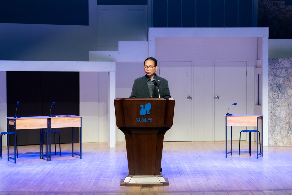 지난 20일 진행된 청소년 마약 예방 뮤지컬 공연에 앞서 복진경 부의장이 축사를 하고 있다.