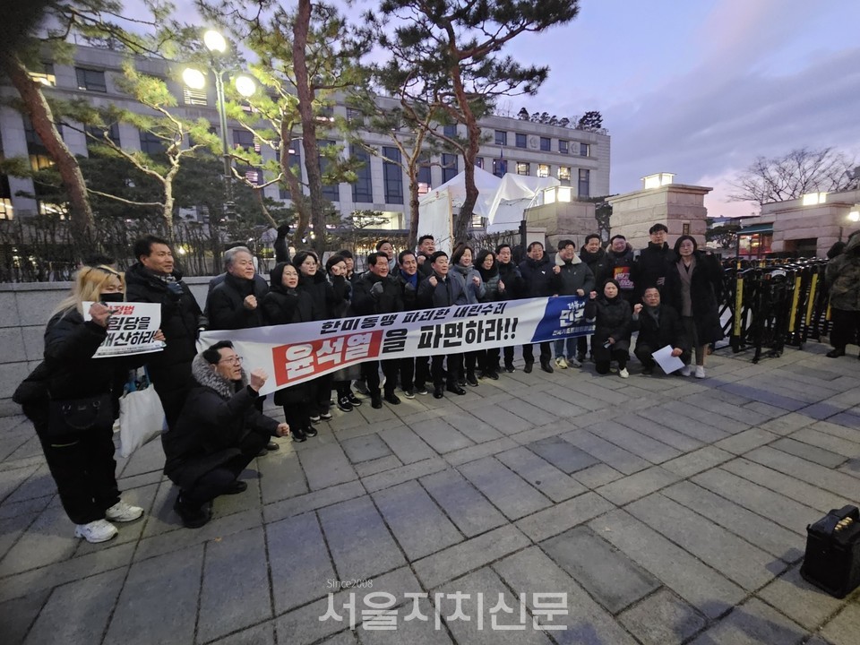 더불어민주당 기초의원협의회, 윤석열 대통령 탄핵 인용·파면 촉구 기자회견 개최 2