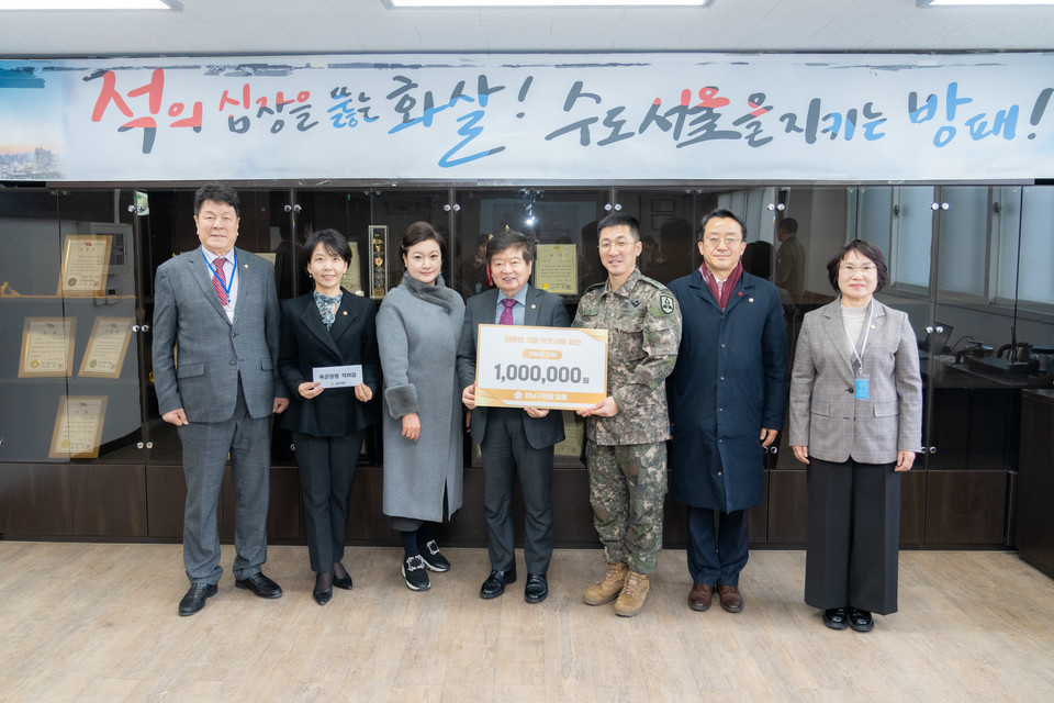 격려금을 전달하는 강남구의회 의원들(좌측에서 1번째 이호귀 의장, 4번째 이동호 운영위원장, 2번째 이도희 경제도시위원장, 3번째 김현정 복지문화위원장 )