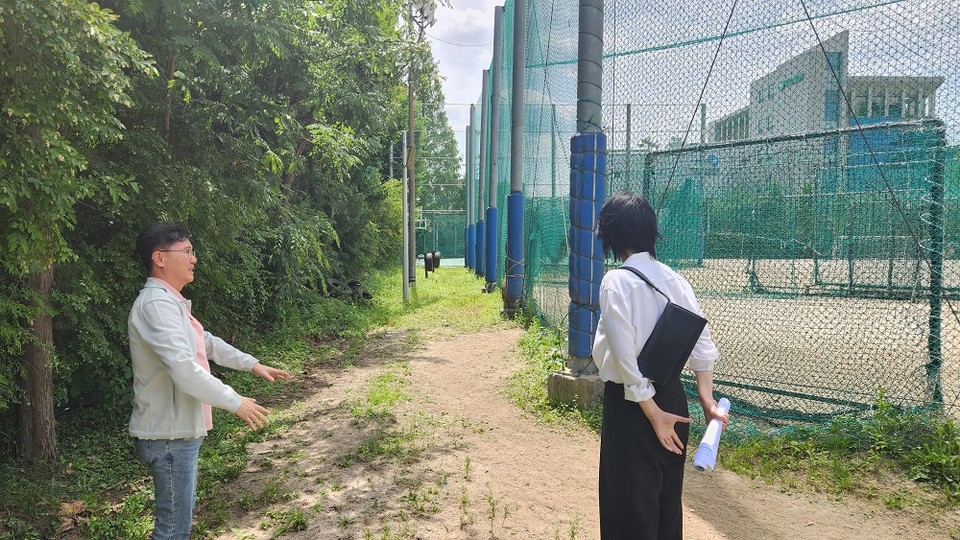 오온누리 의원이 대치중학교를 방문하여 교육공동체의 민원을 청취하고 있다.