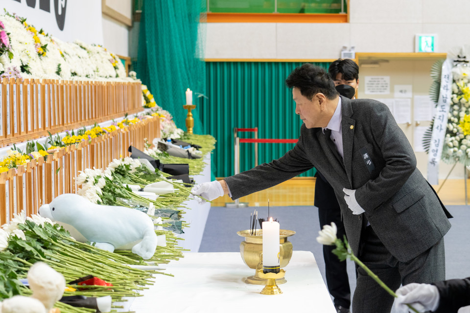 헌화를 하는 이호귀 의장