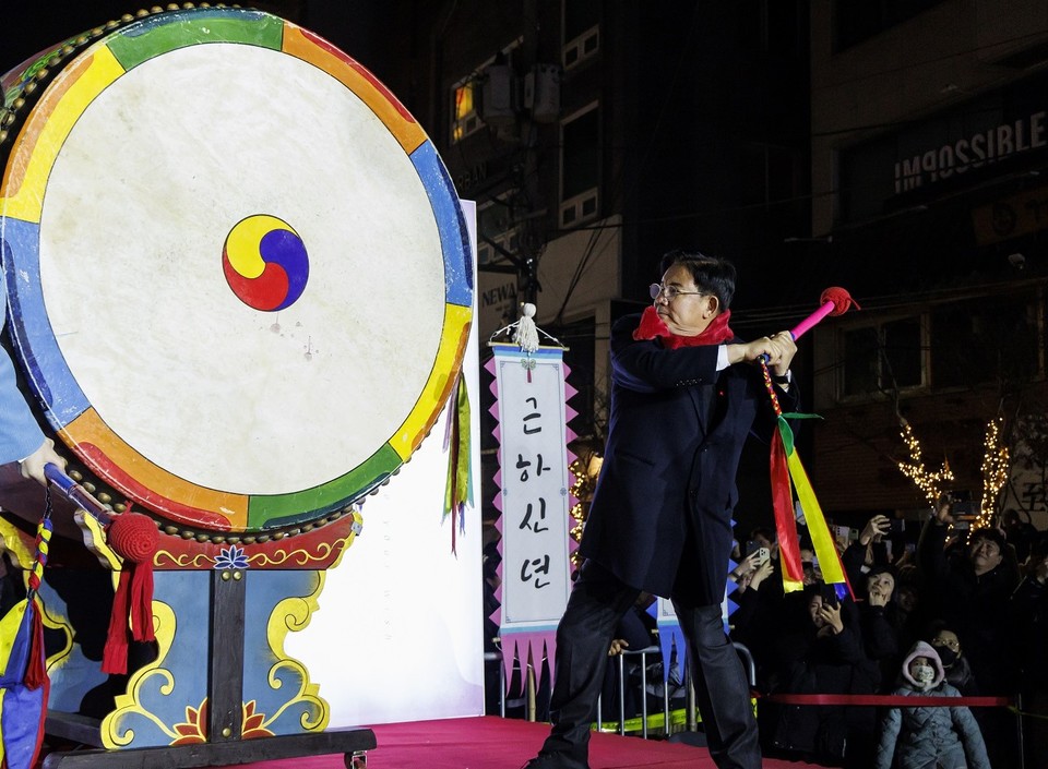 2024 레드로드 카운트다운 페스티벌 행사에서 새해 기념 대북 타고 중인 박강수 마포구청장