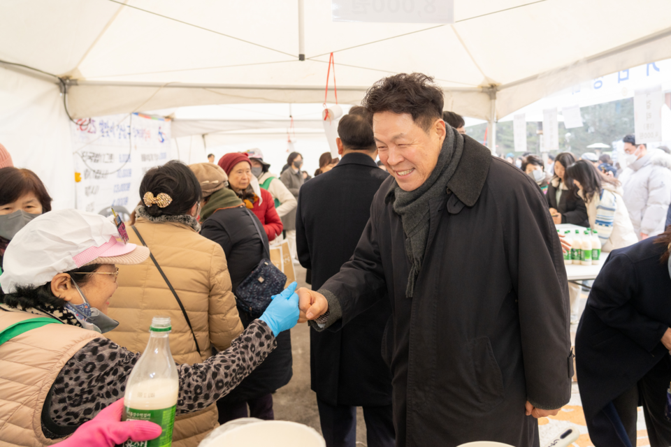 이호귀 의장이 직거래 장터에 참여한 상인과 인사를 나누고 있다.