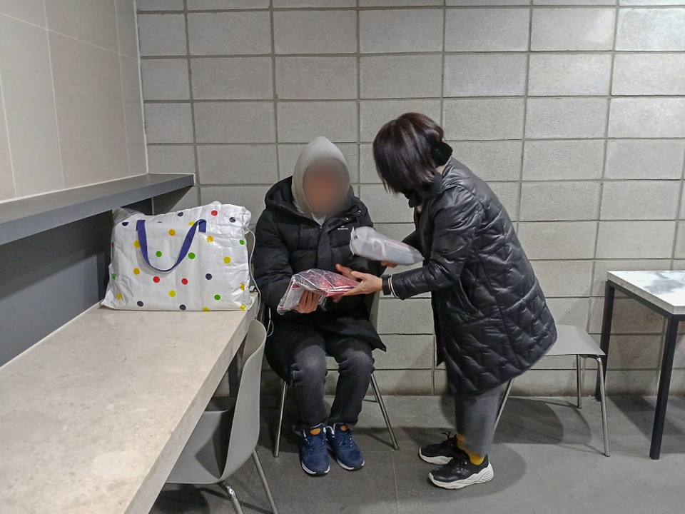 강남역 노숙인에게 물품 전달