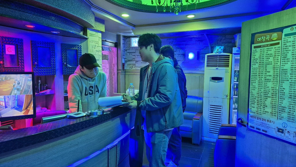 구로구가 구로경찰서와 함께 지역 내 유흥업소를 대상으로 합동점검을 실시하고 있다.