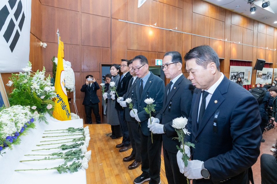 헌화 중인 강남구의회 의원들