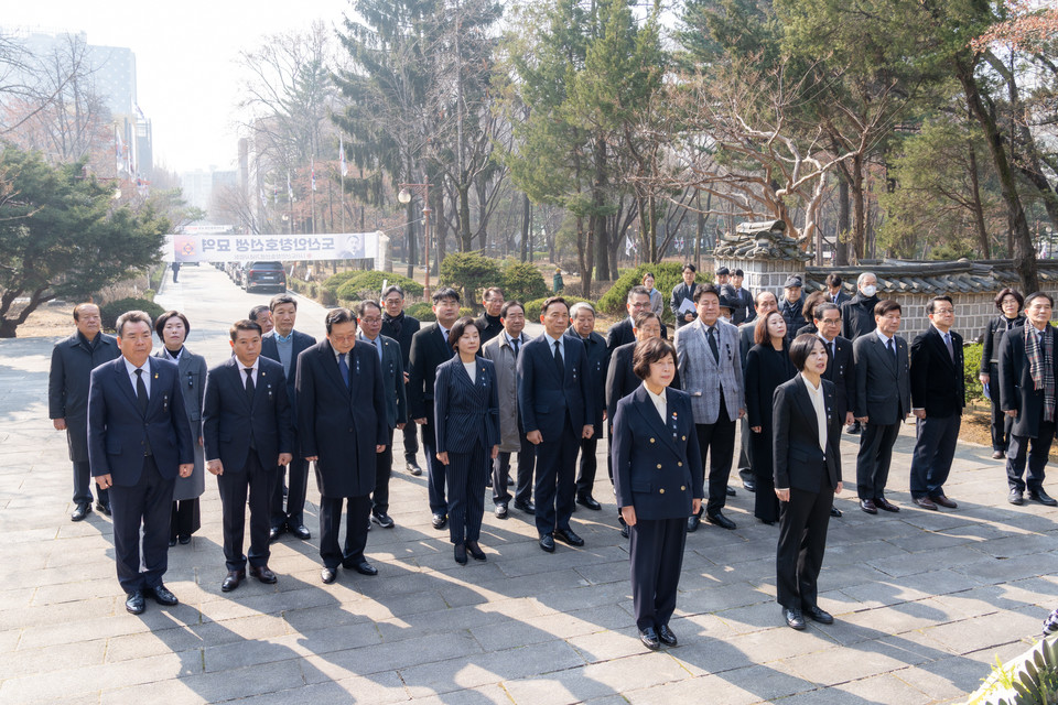 10일 도산안창호기념관에서 열린 ‘도산안창호선생 서거 87주기 추모식’에 참석한 강남구의회 의원들