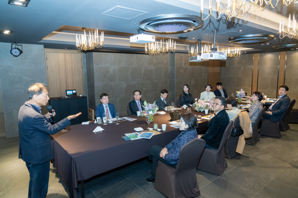 14일 진행된 ‘강남구의회 국민의힘 교섭단체 워크숍’에서 특강을 청취 중인 의원들