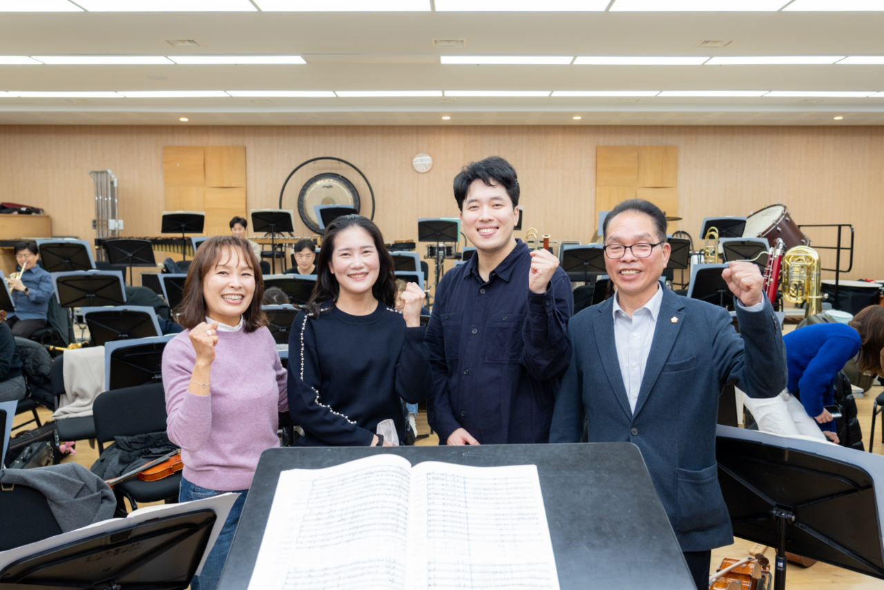 ▲ 복진경 부의장이 강남심포니오케스트라 연습실을 방문하여 신임 데이비드 리 지휘자와 단원들을 격려하고 있다.