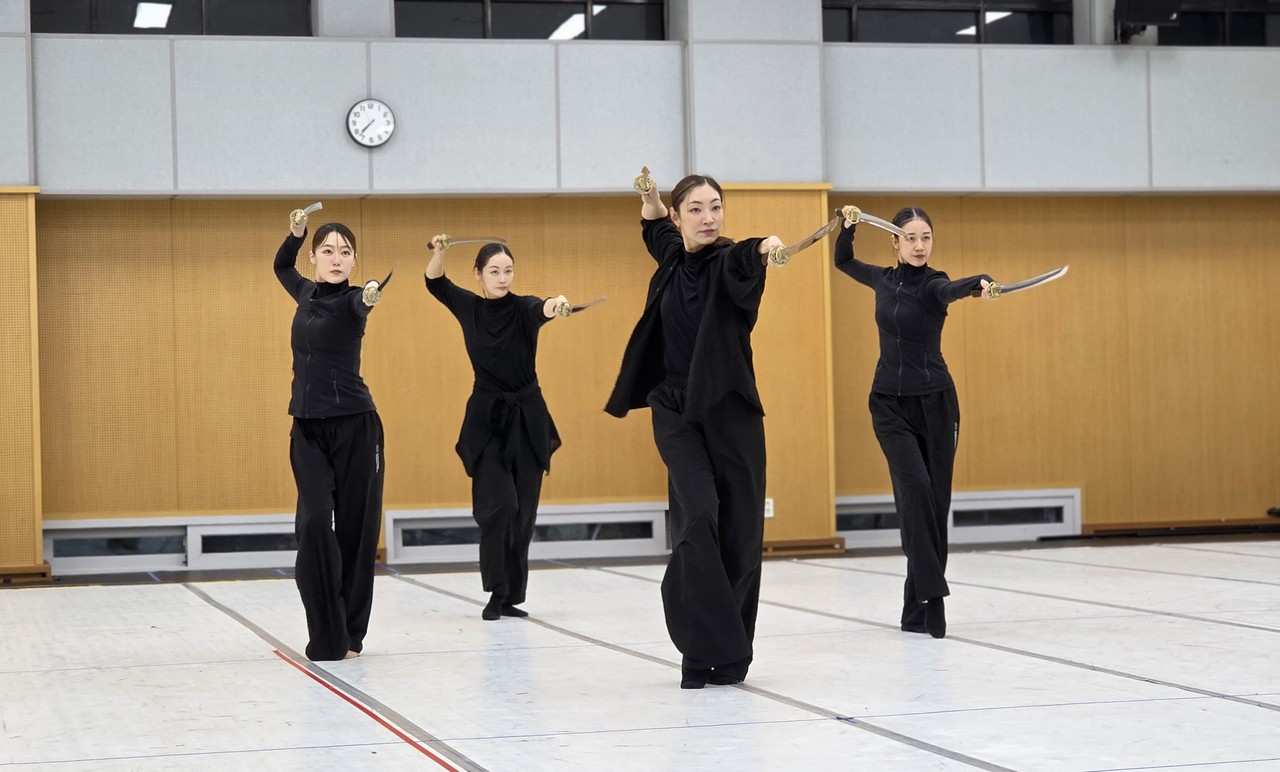 칼춤을 선보이는 장윤나와 국립무용단