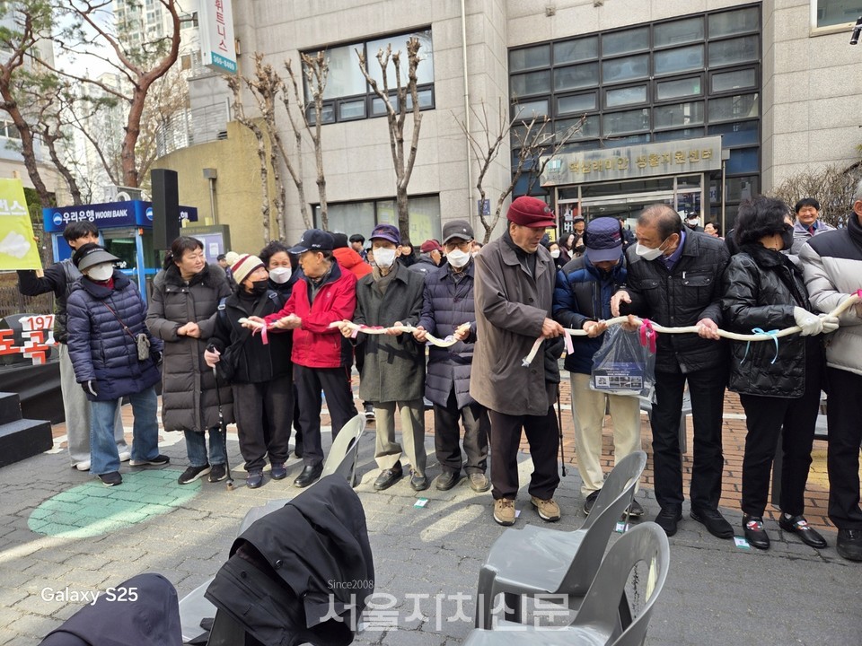 55개의 가래떡을 이어 하나로 만드는 이벤트