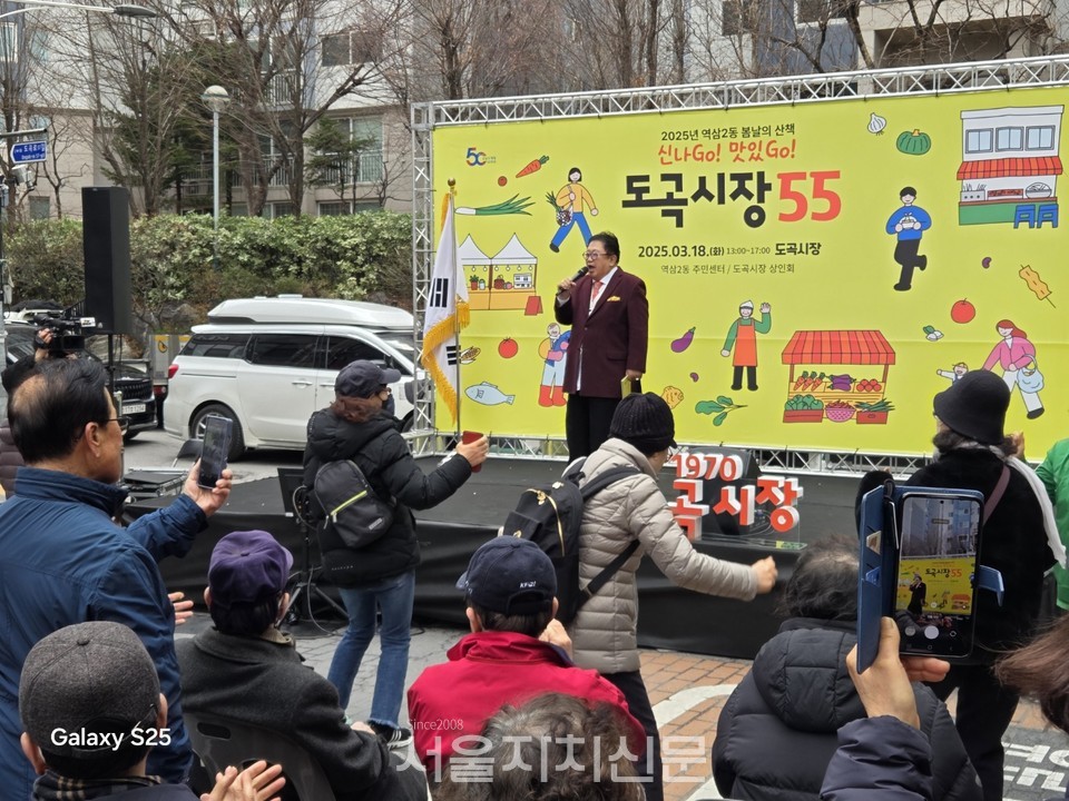 코미디언 이용식과 즐거워하는 주민들