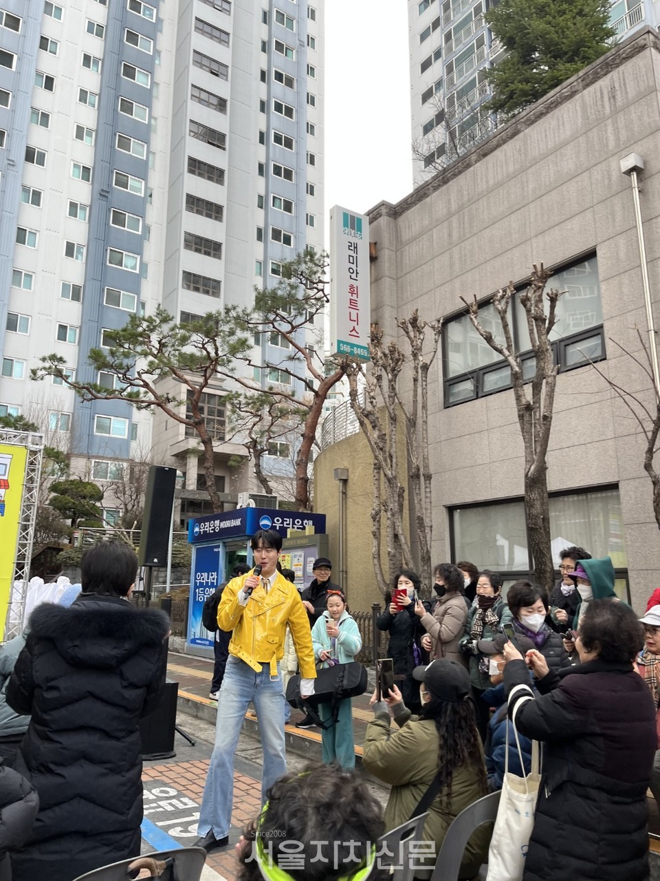 가수 '원훈'과 함께 공연을 즐기는 주민들