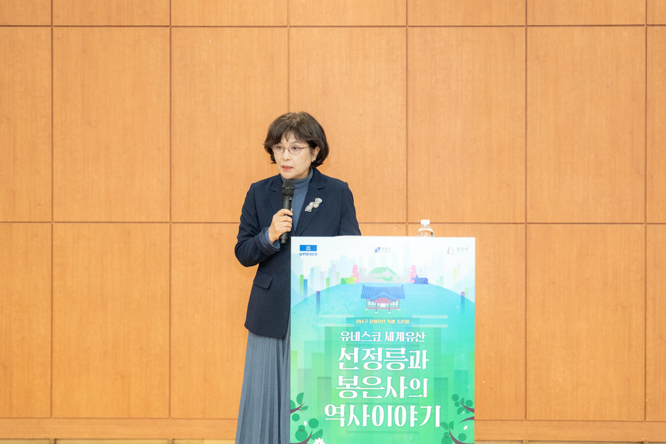 토론회에서 개회 발언을 하는 이향숙 의원